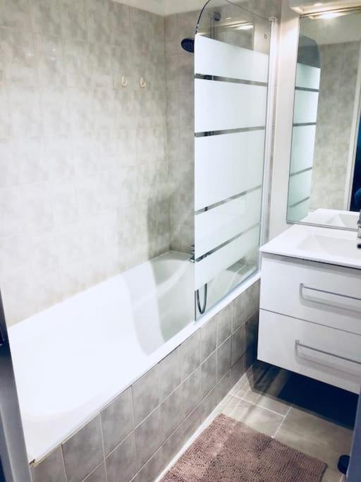 Le Gentil Paris Apartment Жантили Екстериор снимка